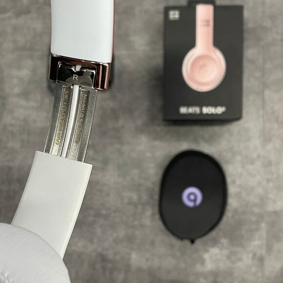 Beats Solo3 Wireless Headband, Rose Gold, with storage bag, 98% New - Picture 7 of 9